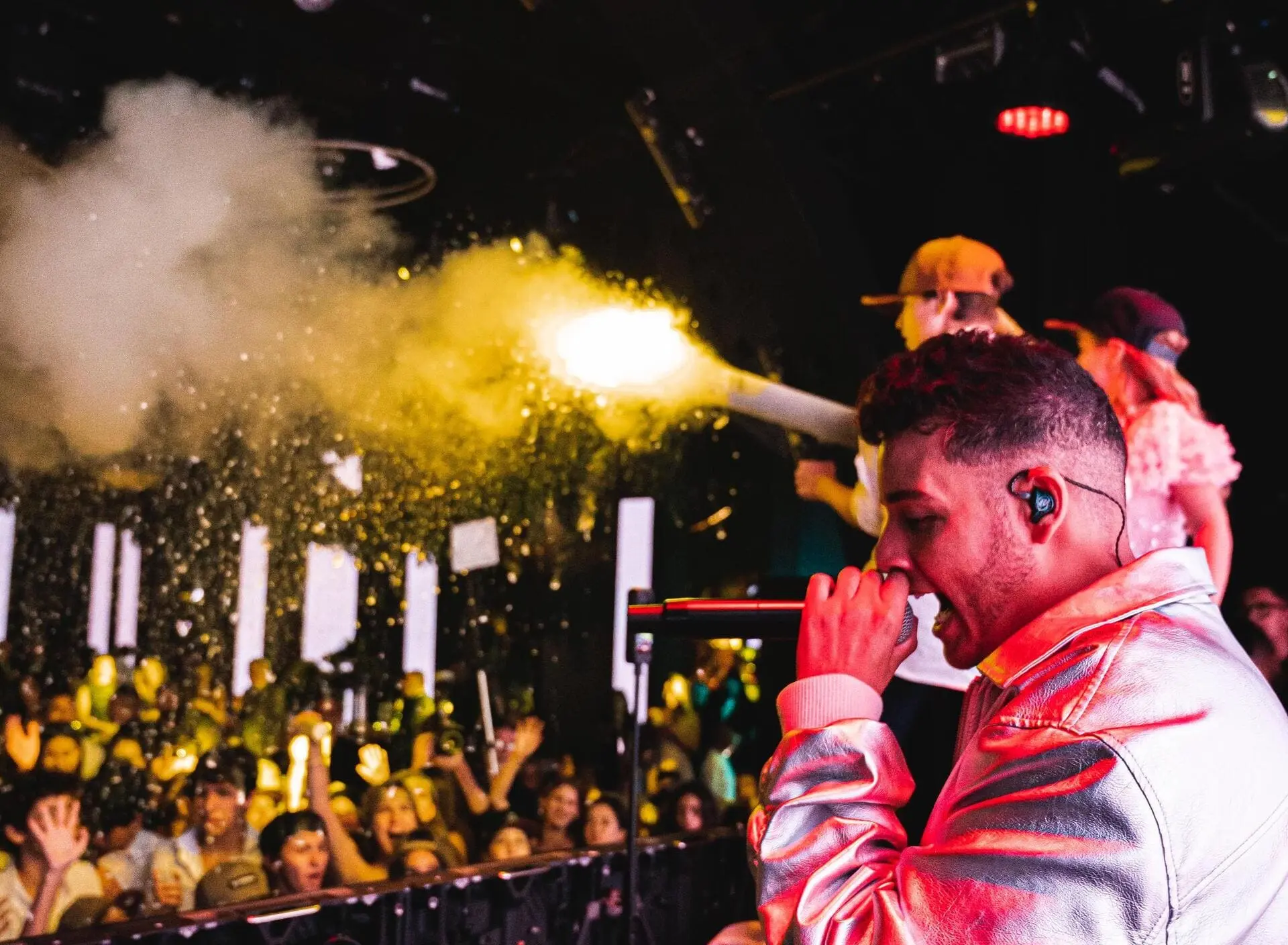 Show pago x festa particular: entenda a diferença que muda tudo na hora da contratação